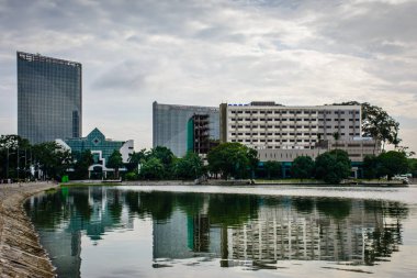 yağmur mevsiminde Inya Gölü yanında modern binalar, Yangon, Myanmar