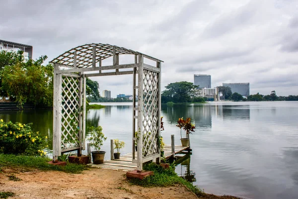 Lugnt och skönt ställe bredvid Inya Lake, Yangon, Myanmar — Stockfoto