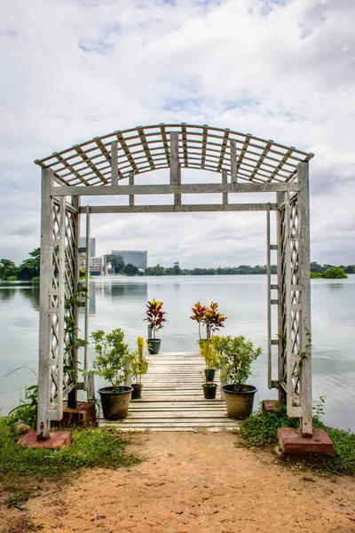 Trevligt ställe att koppla av bredvid Inya Lake, Yangon, Myanmar — Stockfoto