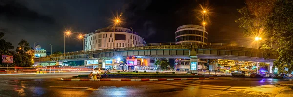 Vista notturna di Hledan giunzione ponte aereo, Yangon, Myanmar — Foto Stock