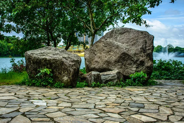 Piedras grandes y bonito lugar en el parque — Foto de Stock
