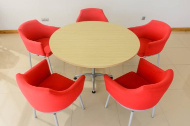 bir ofiste yuvarlak masa ve sandalyeler