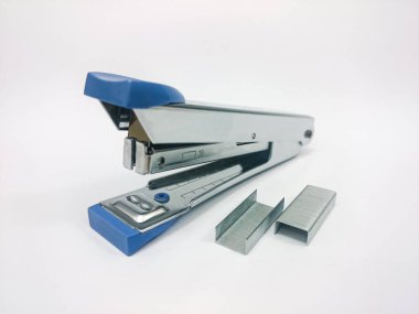 Beyaz arka plan ile metal zımba