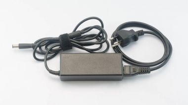 güç adpator izole arka plan ile laptop için