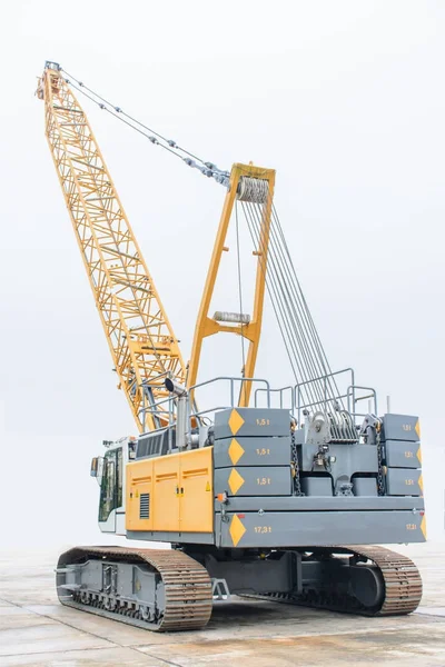Photo of huge crawler crane with isolated background — Stock Photo, Image