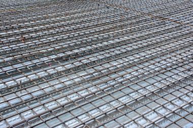 demir inşaat alanında barlarda simetrik desen