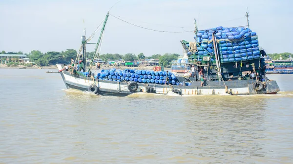 Barco de pesca en el río Hlaing, Myanmar. Van a la costa y... — Foto de Stock
