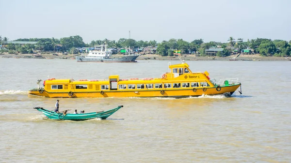 Autobús acuático de Yangón, o taxi acuático en el río Hlaing. Transporte público — Foto de Stock