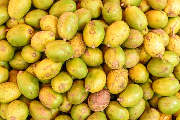 Foto de primer plano de fruta fresca y verde, ambarella Imagen De Stock