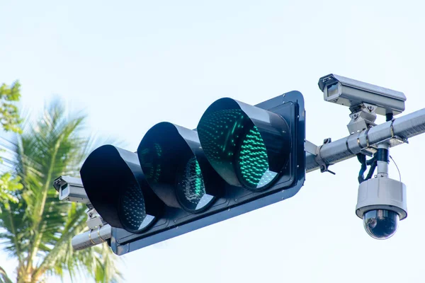 trafik ışığı ve cctv kamera fotoğrafı