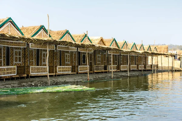 Foto de alojamientos de bambú junto al río Man, en la pagoda Shwe Set Taw, Myanmar — Foto de Stock