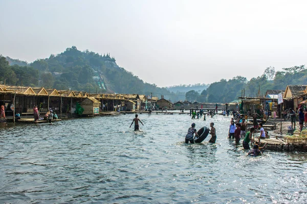 La gente está jugando en el agua, en el festival pagoda Shwe Set Taw, Myanmar, Feb-2018 — Foto de Stock