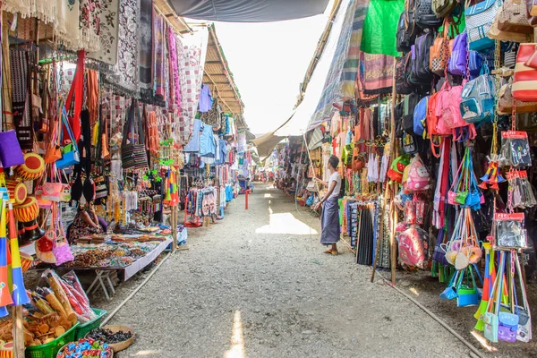 Foto de tiendas temporales en el festival de pagoda Shwe Set Taw, Myanmar, Feb-2018 Fotos De Stock