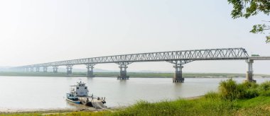 Magway, Myanmar modern köprüsünde. Minbu ve Magway İlçesi, Irrawaddy Nehri arasında hattır. Köprü adıdır 