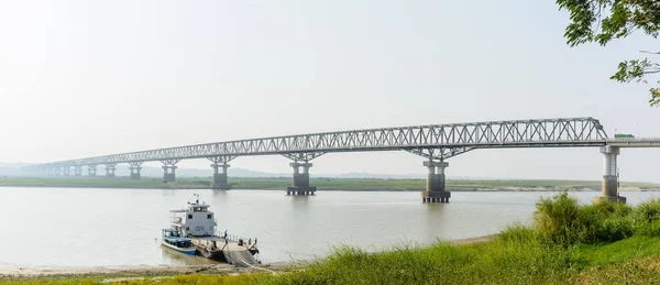 Puente moderno en Magway, Myanmar. Se está uniendo entre Minbu y el municipio de Magway, sobre el río Irrawaddy. El nombre del puente es "Puente de Irrawaddy (Magway )". — Foto de Stock