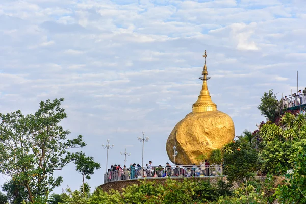Golden Rock Pagoda, Kyaik-Htee Károly, Mon State, Mianmar, 1-március-2018 — Stock Fotó