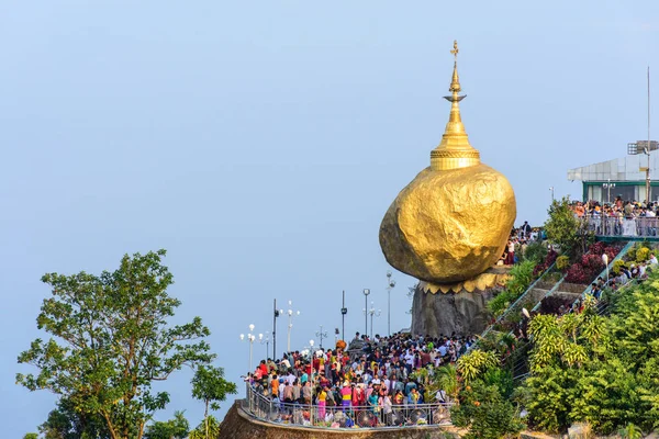 황금 바위 탑, Kyaik Htee Yoe, 월 주, 미얀마, 1-3 월-2018 — 스톡 사진