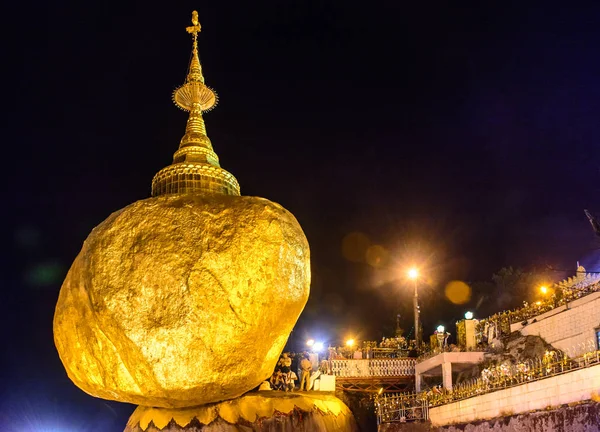 Golden Rock Pagoda, Kyaik-Htee Károly, Mon State, Mianmar, 1-március-2018 — Stock Fotó