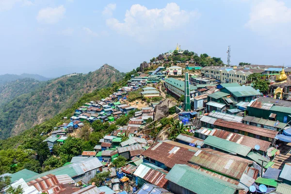 Tiendas y casas en la montaña Kyaik Htee Yoe, Mon State, Myanmar, marzo-2018 — Foto de Stock