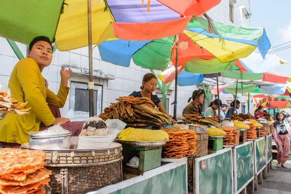 Loja de comida tradicional em Kyaik Htee Yoe pagoda, Mianmar, março-2018 — Fotografia de Stock