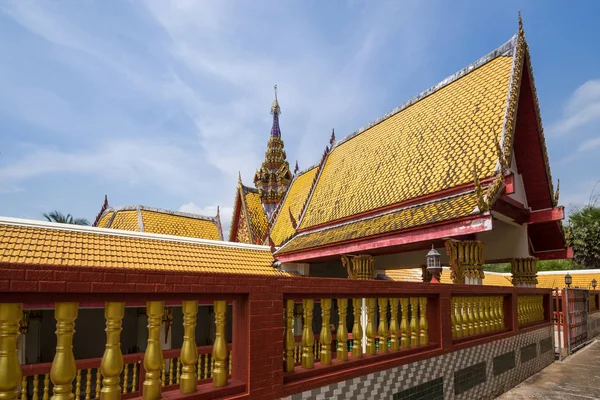 Yellow roof walk way of Thai temple. — Stock Photo, Image