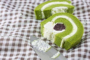 Yeşil çay pasta rulo bıçakla peçeteye