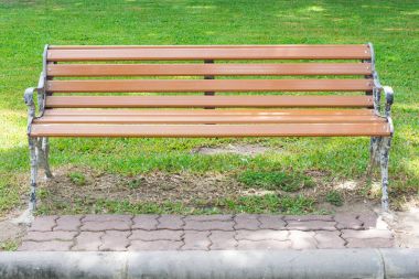 Sabah güneş ışığı ile parkta eski ahşap sandalye.