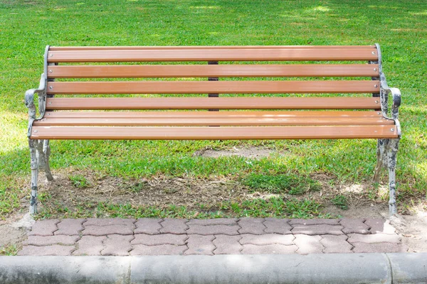 As cadeiras de madeira velhas no parque com luz solar da manhã . — Fotografia de Stock