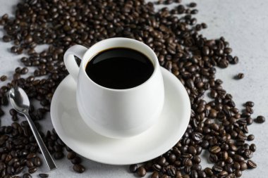 Kahve kahve çekirdeği taş bir tablo ile beyaz cam.