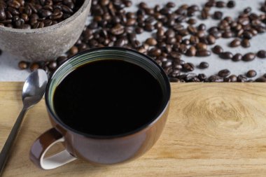 Kahverengi fincan kahve kahve çekirdeği taş bir tablo ile.