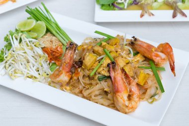 taze karides ve tofu(Pad Thai), beyaz tabak ile tavada kızartılmış Pirinç Noodle.