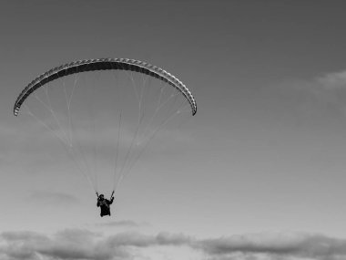 Yamaçparaşütü siyah ve beyaz