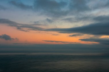 Bulutlu bir günde gündoğumu