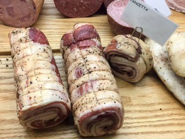 Elle sarılmış pancetta İtalyanca