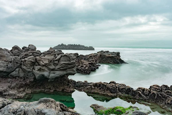 Vista das Rochas na praia de verão — Fotografia de Stock