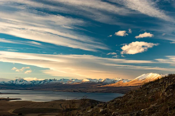 Вид на гори, озеро і долина в сонячний день з гори — стокове фото