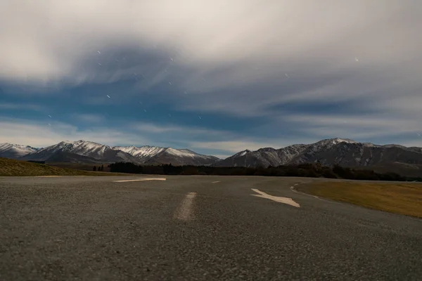 Langzeitbelichtung Straße, Berge und Himmel — Stockfoto