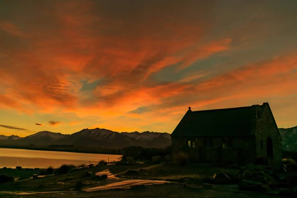 Blick auf den Sonnenaufgang bei guter Hirtenkapelle Tekapo-See — Stockfoto