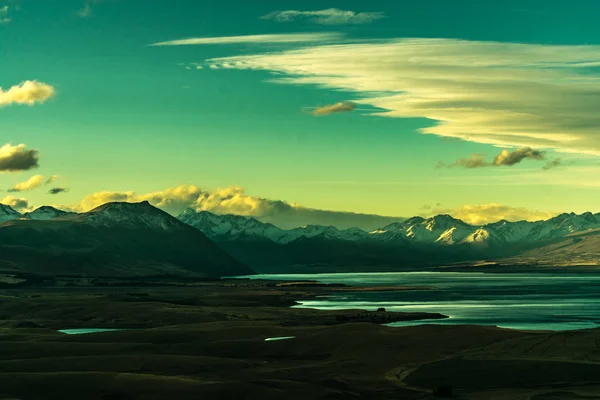 Blick auf die Berge, den See und das Tal an einem sonnigen Tag vom Berg — Stockfoto