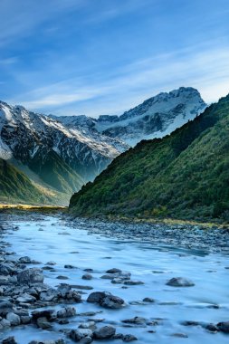 Görünümü bir nehir ve dağ Aoraki Mt aşçı Milli Parkı