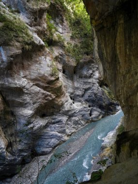 Mavi nehir derin aşağıdaki ile dar geçit görünümünü oyulmuş