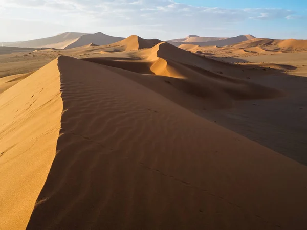 Sand dune ridge in vast desert — Stock Photo, Image