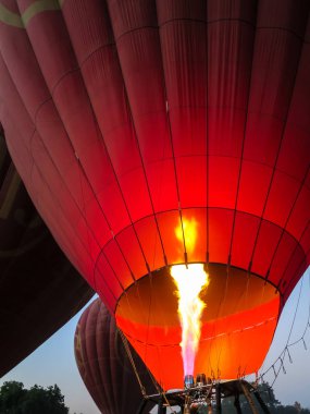 Bagan, Myanmar - 26 Ocak 2015: Alev ateş etmek sıcak hava enflasyon işlemi için kullanma Bagan balon üzerinde.