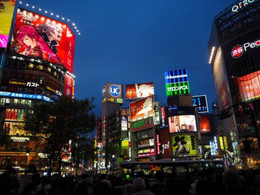 Tokyo, Japonya - 4 Nisan 2016: Shibuya geçiş ile renkli ışık tabela ve Binalar gece