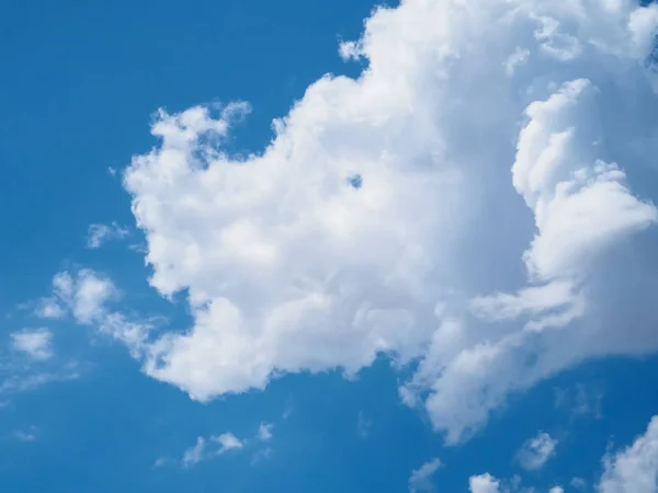 サイ形や青い空を背景に想像通りの白い雲 — ストック写真