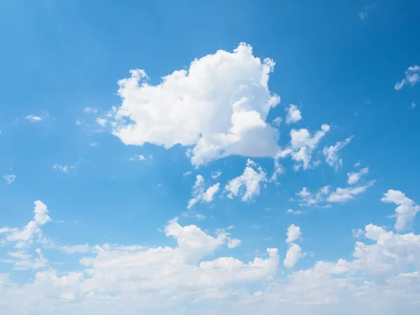 晴れた日に青空をバックに想像に従って自然な形の白い雲 — ストック写真