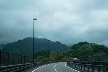 Bir yolculuk üzerinde yerel yeşil doğal rou yağmur sonra eğri