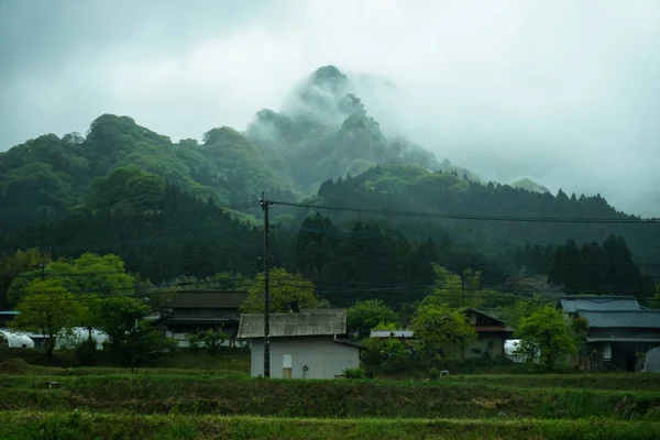 Em viagem de estrada depois de chover através da rota cênica verde local duri — Fotografia de Stock