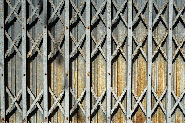 Rusty gris acero plegable puerta de entrada detalle fondo con casta — Foto de Stock