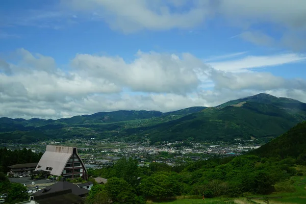 Verdure luxuriante paysage de montagne panorama et vue sur la ville — Photo